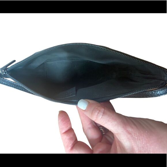 Gucci lizard Embossed Leather Baguette Handbag Black goldtone hardware zip close - Picture 8 of 13